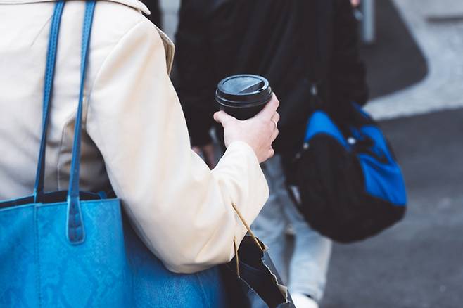 아메리카노를 들고 이동하는 시민들. 카페인과 뇌 기능의 관계를 둘러싼 연구가 이어지고 있다. 게티이미지