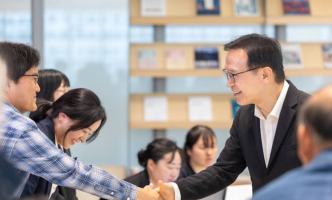 임태희 경기교육감(오른쪽)이 27일 도교육청 광교청사에서 열린 기자간담회에서 기자들과 악수하고 있다. 경기교육청 제공