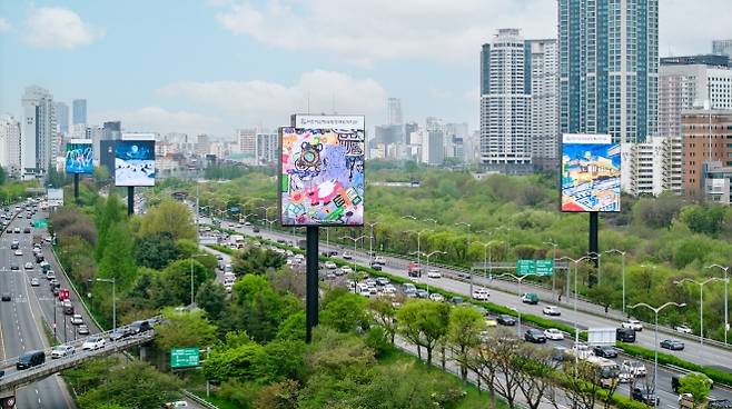 서울 올림픽대로 여의도에서 노량진 구간에 있는 대형 발광다이오드(LED) 전광판에서 영등포구 발달장애인 문화예술작가 양성과정 ‘앗뜨’(ART) 예비작가들의 작품이 송출되고 있다. 한국지방재정공제회 제공