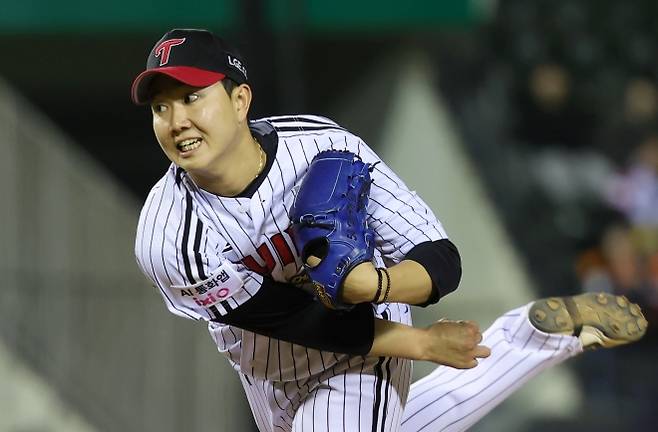 LG 트윈스 마무리 투수 유영찬이 21일 서울 잠실구장에서 열린 2026 KBO 리그 한화 이글스와 LG의 경기에서 9회초 등판해 역투하고 있다. 2026.4.21 뉴시스