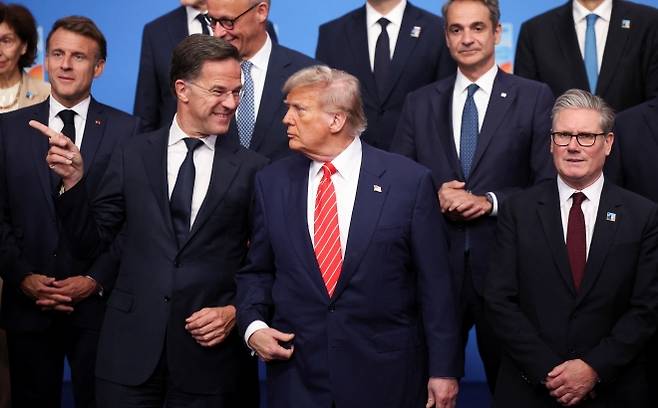 도널드 트럼프 미국 대통령이 2025년 6월 25일(현지시간) 네덜란드 헤이그에서 열린 나토 정상회의에서 마르크 뤼터 나토 사무총장, 키어 스타머 영국 총리 등 각국 정상들과 기념촬영을 하고 있다. 로이터 연합뉴스