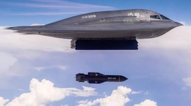 미 공군 B-2 스피릿 폭격기가 GBU-57 벙커버스터 폭탄 투하 훈련을 하고 있다. 미 공군 제공