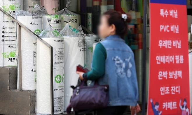 중동 사태 여파로 플라스틱과 비닐 등 포장재 원료인 나프타 수급난이 심화하는 가운데 15일 서울 중구 방산시장에 포장재 제품이 진열돼 있다. 2026.04.15 뉴시스