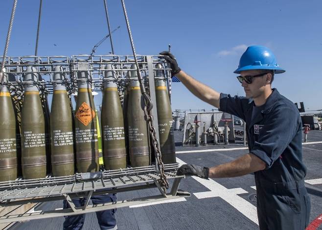 미 해군 알레이버크급 구축함 USS 카니(DDG-64) 승조원이 2019년 6월 4일 스페인 로타 해군기지에서 Mk 45 5인치 함포용 실탄을 옮기고 있다. 함포탄은 미사일보다 비용 부담이 작아 해상 차단 작전에서 제한적 무력 수단으로 활용될 수 있다. 미 해군 제공