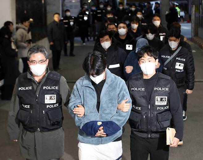 캄보디아에서 대규모 스캠 범죄를 저질러 강제 송환된 한국인 피의자들이 23일 오후 부산 동래구 동래경찰로 압송되고 있다. 기사 이해를 돕기 위한 사진. 뉴스1