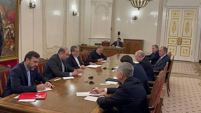 아바스 아라그치(왼쪽 줄 앞에서 세번째) 이란 외무장관이 블라디미르 푸틴(오른쪽 줄 가운데) 러시아 대통령을 만나 의견을 나누고 있다. 아라그치 이란 외무장관 텔레그램