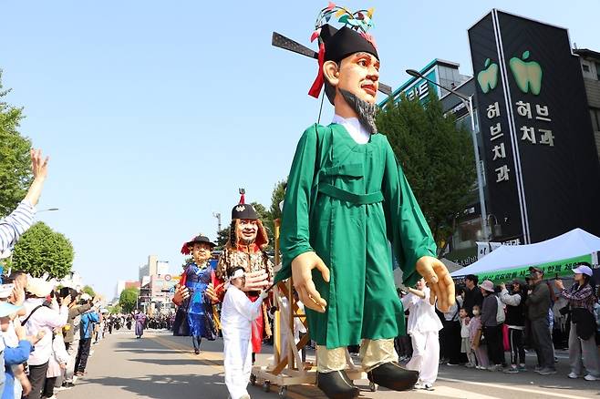 제64회 아산 성웅 이순신축제 이순신장군 일대기 행렬 모습. ⓒ아산시 제공