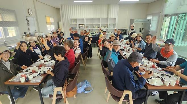 지난 23일 아산시귀농귀촌협의회 회원들이 새재골농원을 방문해 경옥고 만들기 체험프로그램을 진행하고 있다. ⓒ아산시 제공