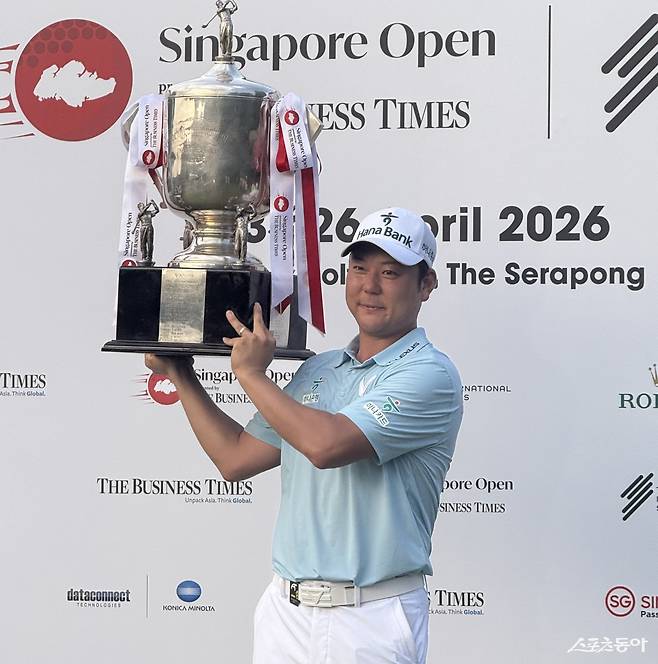 함정우가 26일 아시안투어 싱가포르 오픈에서 우승을 차지한 뒤 챔피언 트로피를 들고 환하게 웃고 있다. 사진제공  |   스포스인텔리전스그룹