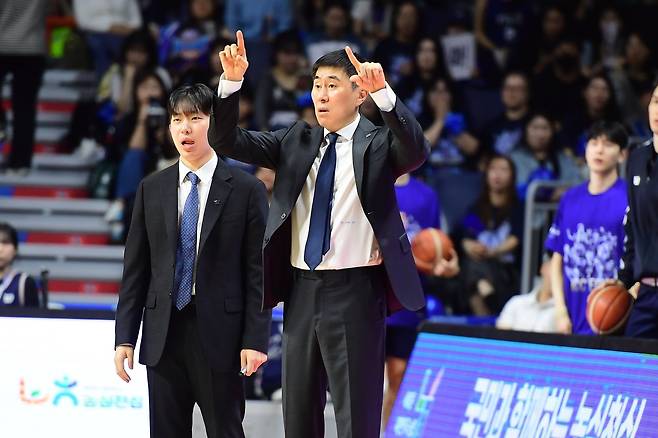 이상민 KCC 감독(오른쪽)이 28일 부산 사직체육관서 열린 정관장과 4강 PO 3차전서 작전을 지시하고 있다. 사진제공｜KBL