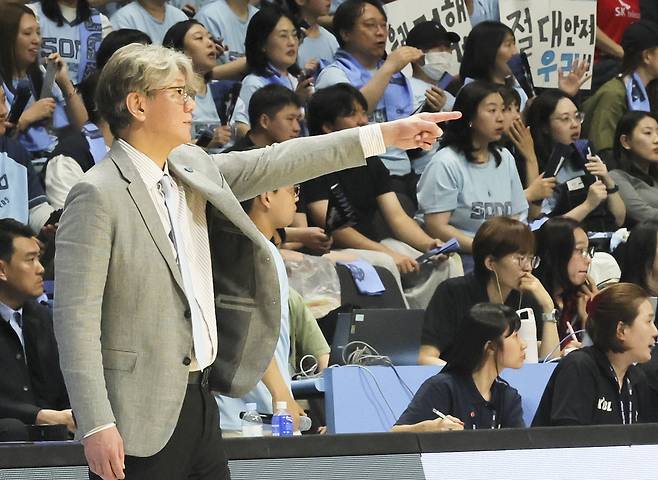 고양 소노 손창환 감독이 27일 창원 LG와의 플레이오프 3차전에서 선수들에게 작전 지시를 하고 있다. 연합뉴스