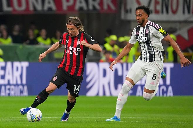 드리블하는 루카 모드리치(왼쪽).  AP연합뉴스