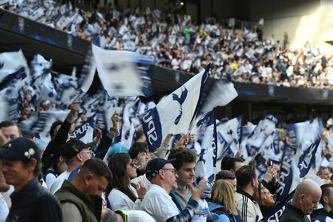 토트넘 팬들이 지난 19일 브라이턴전에서 홈팀을 응원하고 있다. EPA연합뉴스