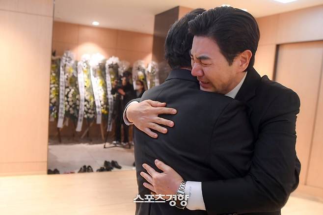 2023년 4월 7일 고(故) 현미의 빈소를 찾은 고인의 조카 한상진이 원로가수 현미의 빈소가 마련된 서울 동작구 흑석동 중앙대학교병원 장례식장을 찾아 아들 이영곤과 슬픔을 나누고 있다. 연합뉴스