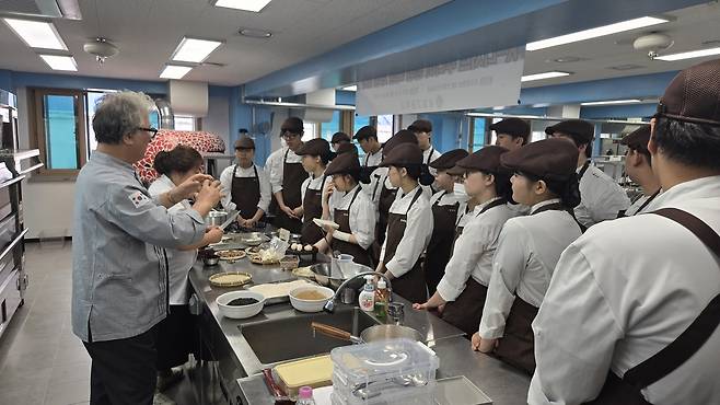 김규흔 한과명장이 수원 삼일고등학교 학생들에게 한과를 만드는 과정을 설명하고 있다.  사진제공|한과문화박물관