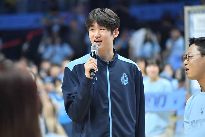 소노 이근준이 27일 프로농구 챔피언결정전 진출을 확정한 뒤 홈팬 앞에서 소감을 말하고 있다. KBL 제공