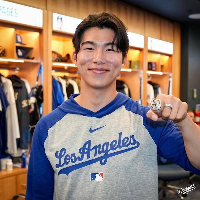 ▲ 2025 월드시리즈(WS) 우승 반지를 끼고 활짝 웃고 있는 김혜성 ⓒLA 다저스 SNS