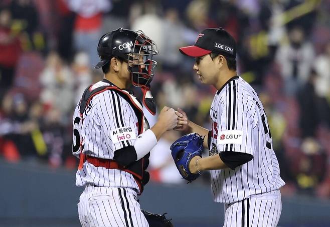 ▲ 유영찬은24일 두산전에서 아웃카운트 하나를 잡은 뒤 팔꿈치 통증을 호소하기 시작했다. 그리고 수술 진단을 받았다. ⓒ연합뉴스