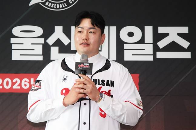 입단 소감을 밝히는 최지만의 모습. /사진=울산 웨일즈