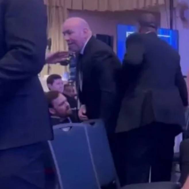 데이나 화이트(가운데) 회장. /사진=더선 갈무리