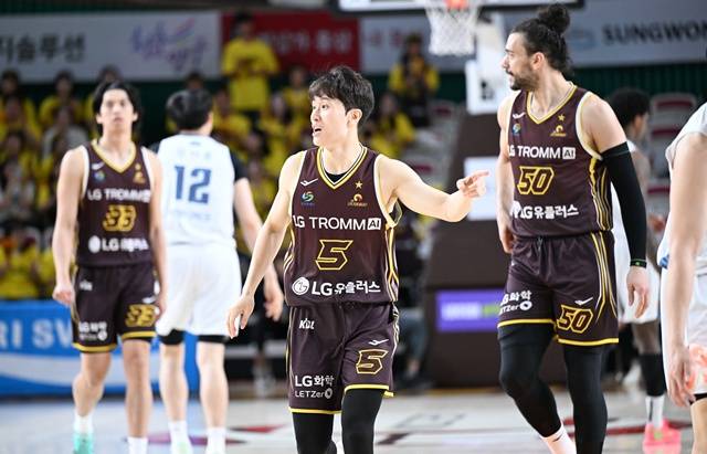 4강 플레이오프 3차전에 결장한 양준석(가운데). /사진=KBL 제공