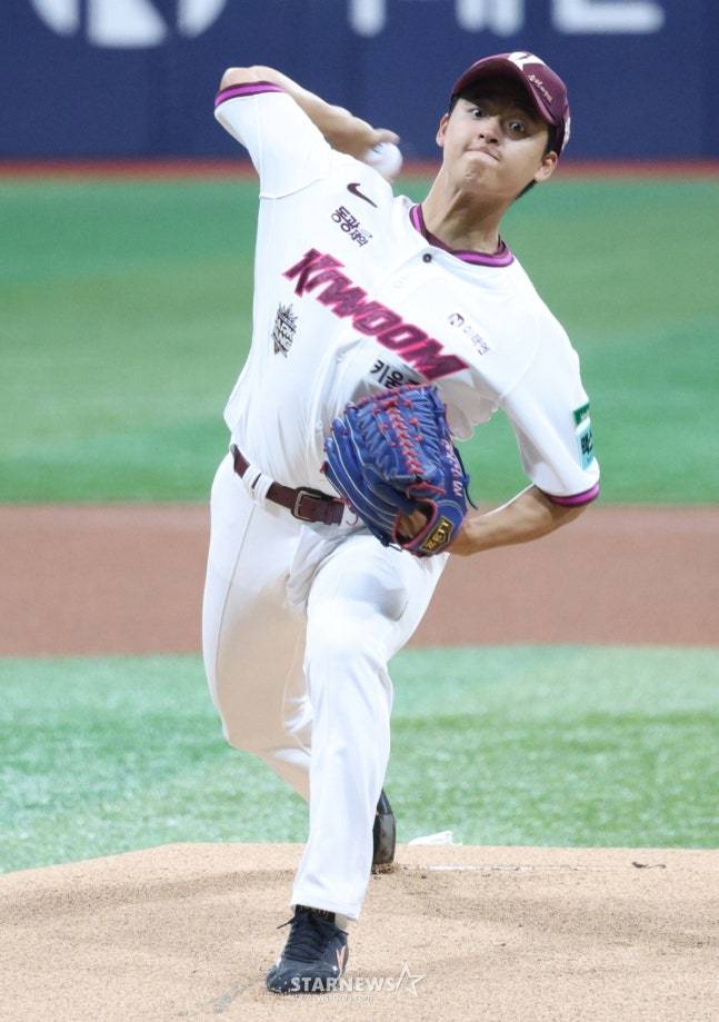 키움 박준현이 26일 삼성을 상대로 투구하고 있다. /사진=김진경 대기자
