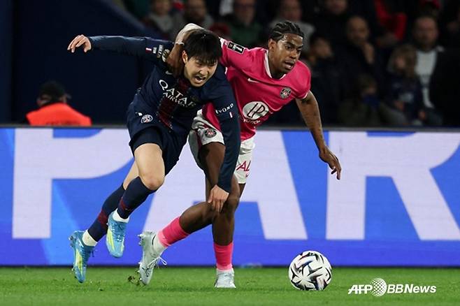 이강인(왼쪽)이 볼 경합을 펼치고 있다. /AFPBBNews=뉴스1