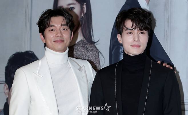 $ 배우 공유, 이동욱이 22일 오후 서울 강남구 논현동 파티오나인에서 진행된 tvN '쓸쓸하고 찬란하神-도깨비' 제작발표회에 참석해 포즈를 취하고 있다.  '쓸쓸하고 찬란하神-도깨비'는 불멸의 삶을 끝내기 위해 인간 신부가 필요한 도깨비, 그와 기묘한 동거를 시작한 기억상실증 저승사자, 그런 그들 앞에 '도깨비 신부'라 주장하는 '죽었어야 할 운명'의 소녀가 나타나면서 벌어지는 이야기다. 오는 12월 2일 첫 방송된다. /사진=김창현 기자 chmt@