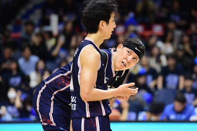부산 KCC 허훈(왼쪽)과 최준용이 경기 도중 얘기를 나누고 있다. /사진=KBL 제공