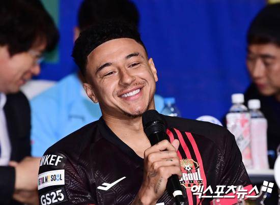 영국 공영방송 BBC는 27일(한국시간) 브라질 리그에서 뛰고 있는 제시 린가드(코린치아스)의 인터뷰 내용을 보도했다. 2024년 2월 FC서울로 이적해 큰 화제를 모았던 린가드는  2025시즌이 끝나자 FC서울과의 동행을 마치고 지난달 6일 브라질 명문 구단 코린치안스와 계약을 맺었다. 린가드는 인터뷰에서 한국에 있을 때 한국어를 너무 어려워 했지만 브라질에선 포르투갈어를 배울 수 있을 것으로 기대했다. 엑스포츠뉴스DB