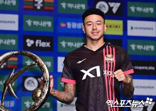 영국 공영방송 BBC는 27일(한국시간) 브라질 리그에서 뛰고 있는 제시 린가드(코린치아스)의 인터뷰 내용을 보도했다. 2024년 2월 FC서울로 이적해 큰 화제를 모았던 린가드는  2025시즌이 끝나자 FC서울과의 동행을 마치고 지난달 6일 브라질 명문 구단 코린치안스와 계약을 맺었다. 린가드는 인터뷰에서 한국에 있을 때 한국어를 너무 어려워 했지만 브라질에선 포르투갈어를 배울 수 있을 것으로 기대했다. 엑스포츠뉴스DB