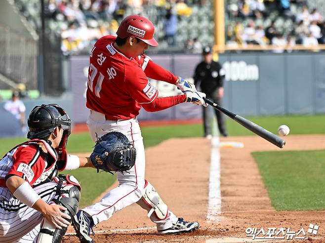 12일 오후 서울 송파구 잠실야구장에서 열린 '2026 신한 SOL Bank KBO리그' SSG 랜더스와 LG 트윈스의 경기, LG가 SSG에 9:1로 승리하며 7연승을 기록했다.  9회초 무사 2루 SSG 김성욱이 중전안타를 날리고 있다. 엑스포츠뉴스 DB