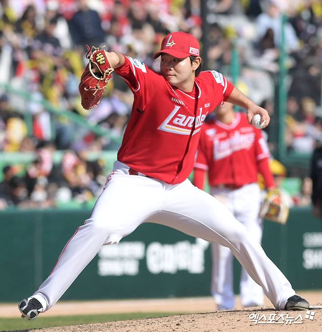 28일 오후 인천SSG랜더스필드에서 열린 '2026 신한 SOL Bank KBO리그' KIA 타이거즈와 SSG 랜더스의 경기, 6회초 SSG 박시후가 공을 힘차게 던지고 있다. 엑스포츠뉴스 DB