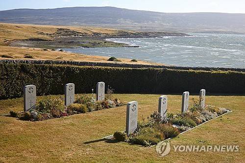 포클랜드(말비나스) 제도의 영국군 전사자 묘지 [AP 연합뉴스 자료사진. 재배포 DB 금지]