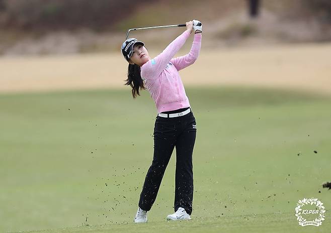 아이언샷 하는 이예원 (서울=연합뉴스) 4일 경기도 여주 더시에나 벨루토 컨트리클럽에서 열린 KLPGA 더시에나 오픈 3라운드에서 이예원이 5번 홀 아이언샷을 하고 있다. 2026.4.4 [KLPGA 제공. 재판매 및 DB 금지] photo@yna.co.kr