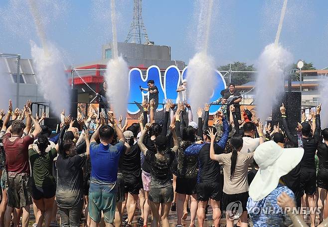 지난해 보령머드축제 모습 [연합뉴스 자료사진]