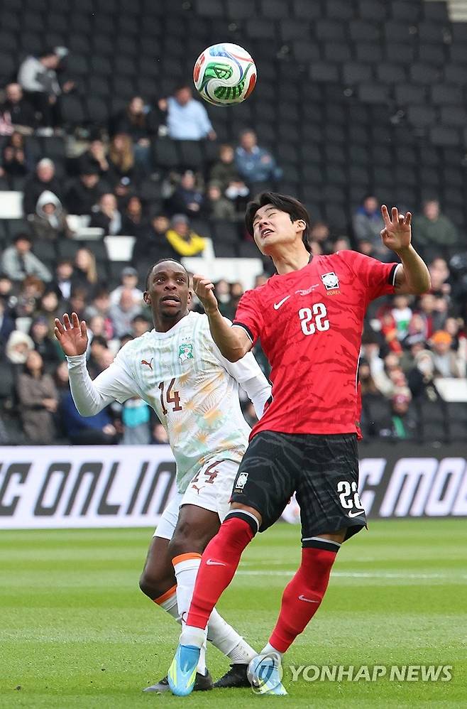 볼다툼 벌이는 설영우 (밀턴킨스[영국]=연합뉴스) 최재구 기자 = 한국축구국가대표팀 설영우가 28일(현지시간) 영국 밀턴킨스 스타디움 MK에서 열린 코트디부아르와 평가전에서 볼다툼을 벌이고 있다. 2026.3.28 jjaeck9@yna.co.kr