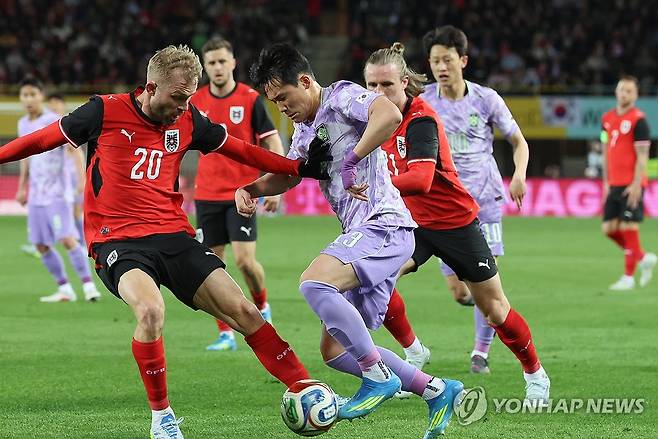 돌파하는 이태석 (빈[오스트리아]=연합뉴스) 최재구 기자 = 31일(현지시간) 오스트리아 빈 에른스트 하펠 스타디움에서 열린 한국 축구 국가대표팀과 오스트리아의 평가전에서 이태석이 돌파를 시도하고 있다. 2026.4.1 jjaeck9@yna.co.kr