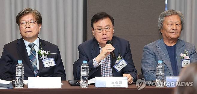 마이크 잡은 도종환 설립추진위원 (서울=연합뉴스) 강민지 기자 = 28일 서울 중구 프레이저 플레이스 남대문에서 열린 한국문학번역원 번역대학원대학교 설립추진위원회 발족식 기자간담회에서 설립추진위원인 도종환 시인이 발언하고 있다. 2026.4.28 mjkang@yna.co.kr