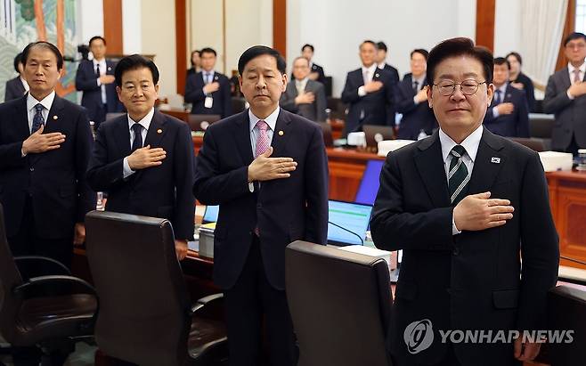 국기에 경례하는 이재명 대통령 (서울=연합뉴스) 김도훈 기자 = 이재명 대통령이 28일 청와대에서 열린 국무회의 겸 비상경제점검회의에서 국기에 경례하고 있다.  왼쪽은 구윤철 부총리 겸 재정경제부 장관, 정동영 통일부 장관, 권오을 국가보훈부 장관. 2026.4.28 superdoo82@yna.co.kr
