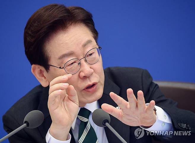 이재명 대통령, 국무회의 발언 (서울=연합뉴스) 김도훈 기자 = 이재명 대통령이 28일 청와대에서 열린 국무회의 겸 비상경제점검회의에서 발언하고 있다. 2026.4.28 superdoo82@yna.co.kr