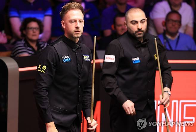 영국의 스누커 선수 트럼프(왼쪽)와 이란의 바파에이 [AP=연합뉴스]