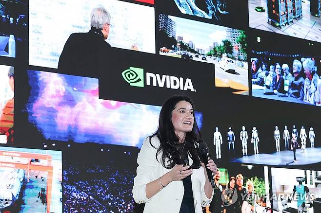 서울대서 강연하는 매디슨 황 (서울=연합뉴스) 서대연 기자 = 젠슨 황 엔비디아 최고경영자(CEO)의 딸인 매디슨 황 엔비디아 옴니버스 및 로보틱스 제품 마케팅 부문 수석 이사가 28일 서울 관악구 서울대학교에서 'AI 시대 리더십: 여성들의 목소리'를 주제로 강연하고 있다. 2026.4.28 dwise@yna.co.kr