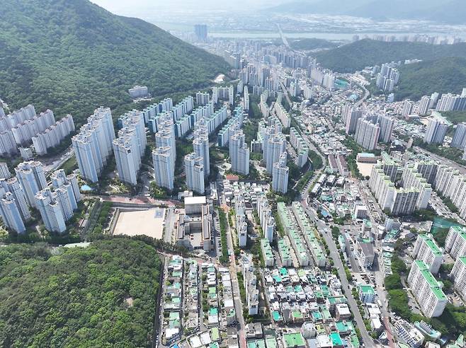 사진 아래부터 만덕2동, 구포동을 지나 낙동강이 보인다.  [손형주 기자]