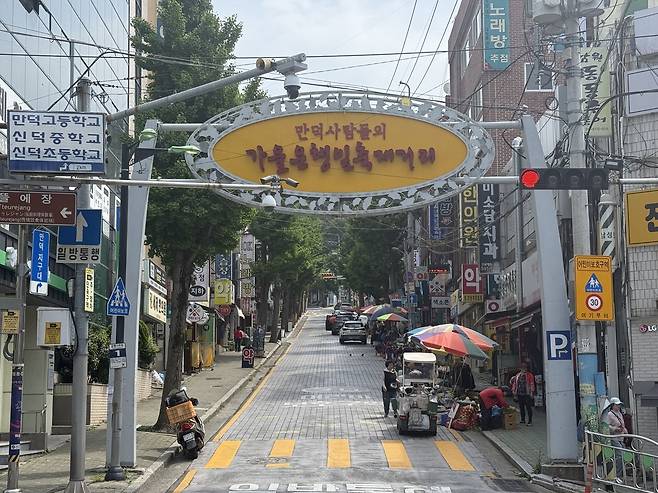 한산한 만덕2동 은행축제거리 [손형주 기자]