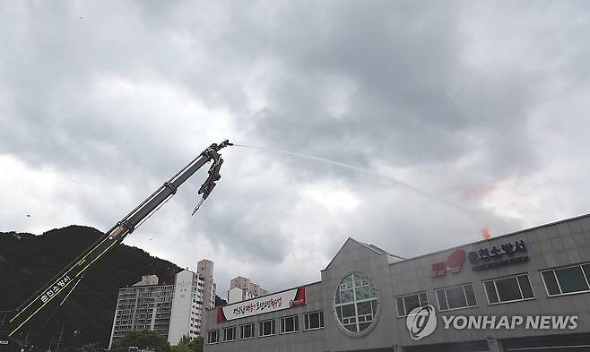 무인파괴방수차로 건물 화재 진화 (춘천=연합뉴스) 강태현 기자 = 28일 오후 강원 춘천소방서 주차장에서 도내에서 처음으로 도입된 '무인파괴방수차' 시연회가 열리고 있다.
    춘천소방은 콘크리트 블록 파괴, 차량 관통 방수와 화재 진압, 방수포를 활용한 건물 화재 진압 등 재난 상황을 가정한 다양한 방식으로 시연에 나섰다. 사진은 무인파괴방수차를 이용해 건물 화재를 진압하는 모습. 2026.4.28 taetae@yna.co.kr