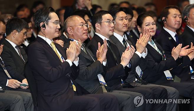 한-브라질 비즈니스 포럼 참석한 재계 총수들 (서울=연합뉴스) 김인철 기자 = 이재용 삼성전자 회장(왼쪽부터), 정의선 현대자동차그룹 회장, 구광모 LG그룹 회장, 정기선 HD현대 회장이 23일 서울 중구 롯데호텔에서 열린 한국-브라질 비즈니스 포럼에서 박수를 치고 있다. 2026.2.23 yatoya@yna.co.kr