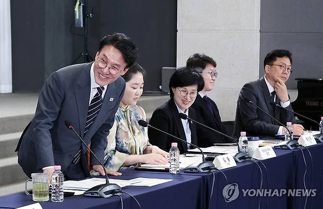 인사하는 김민석 국무총리 (서울=연합뉴스) 안정원 기자 = 김민석 국무총리가 28일 오후 서울 마포구 중소기업DMC타워에서 열린 제18차 청년정책조정위원회 겸 제2차 청년정책 관계장관회의에서 참석, 인사하고 있다. 2026.4.28 jeong@yna.co.kr