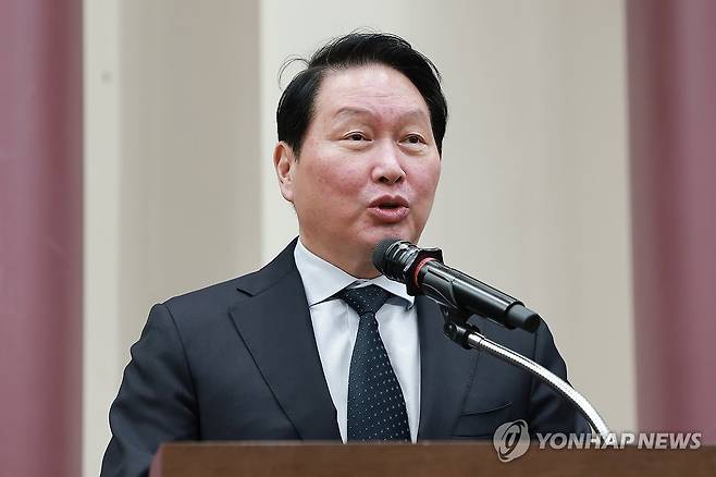 국회에서 AI 관련 강연하는 최태원 대한상의 회장 (서울=연합뉴스) 신현우 기자 = 대한상공회의소 회장인 최태원 SK그룹 회장이 28일 국회의원회관에서 한중의원연맹이 연 '미·중 AI 기술 패권 경쟁 속 대한민국 성장전략' 정책세미나에 참석해 강연하고 있다. 2026.4.28 nowwego@yna.co.kr
