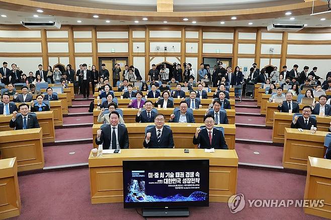 국회에서 열린 AI-한국 성장전략 정책 세미나 (서울=연합뉴스) 신현우 기자 = 한중의원연맹 회장인 더불어민주당 김태년 의원과 대한상공회의소 회장인 최태원 SK그룹 회장이 28일 국회의원회관에서 한중의원연맹이 연 '미·중 AI 기술 패권 경쟁 속 대한민국 성장전략' 정책세미나에 참석해 기념 촬영하고 있다. 2026.4.28 nowwego@yna.co.kr